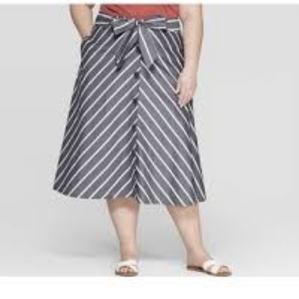 Grey White Midi Skirt w Front Buttons & Cloth Belt